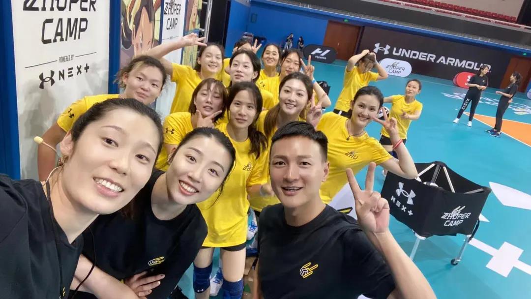 中國女排|酷勁十足！女排隊長亮相時裝周，李娜仰視朱婷夢幻聯(lián)動，巨星聚首