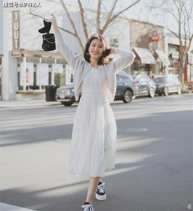 服装 中年女人变得优雅有气质的2种方式，一是穿衣得体，二是护肤有道
