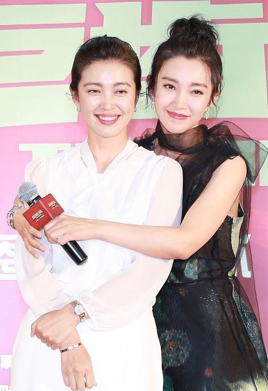 服装 李冰冰与妹妹罕见同框，妹妹虽然小她两岁，但气场感觉比姐姐还强