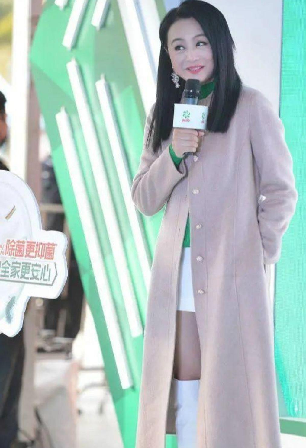 身材苗条 曹颖穿粉色大衣配连衣裙,47岁还真看不出来,身材苗条像少女
