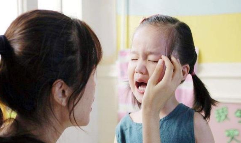 崩溃|幼儿老师发现孩子衣服标签被剪，背后原因让她崩溃，园长：已退园