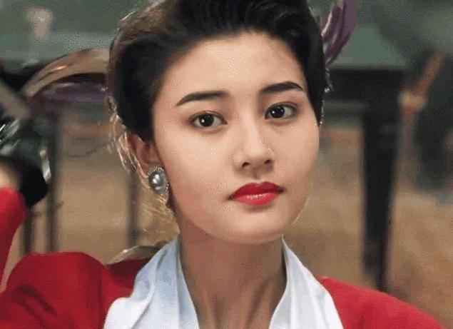 巅峰 阔太李嘉欣胖14斤更美了！西装搭百褶裙美回巅峰，气质依旧非凡