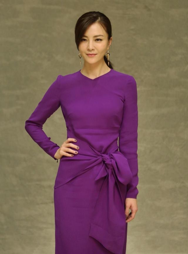 坐姿 刘孜：40+气质依然很好，穿肉色长裙腰腰镂空设计，坐姿端庄大方