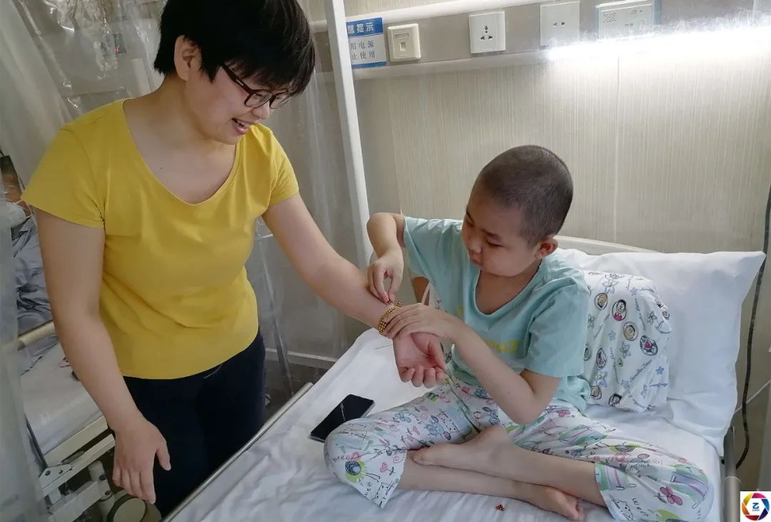 一家人|福建十岁男孩一边做骨穿一边玩手机，一副淡定的样子让人心疼