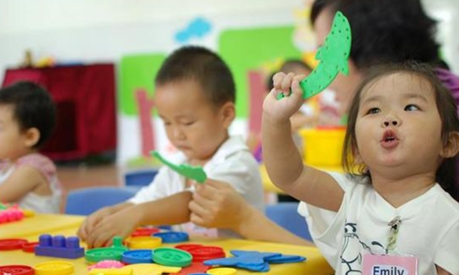 崩溃|幼儿老师发现孩子衣服标签被剪，背后原因让她崩溃，园长：已退园