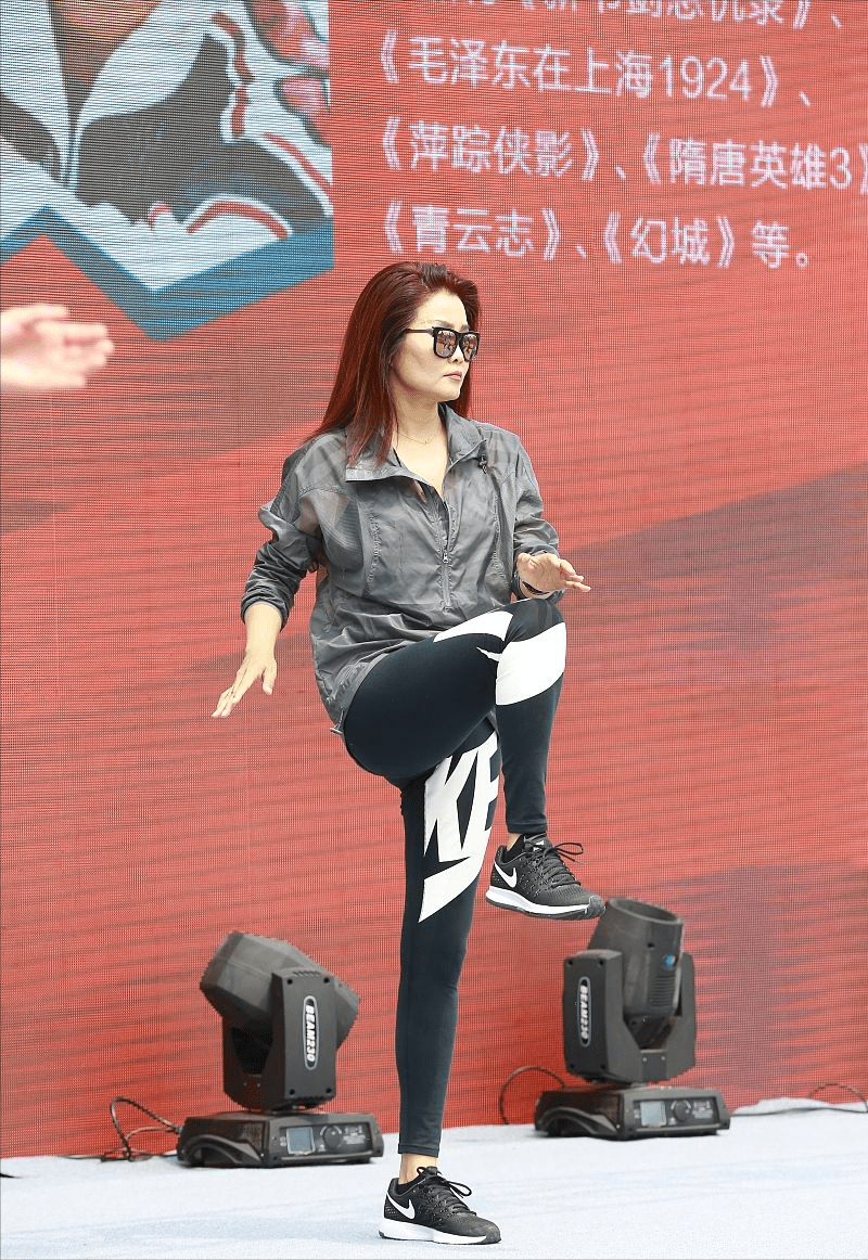 冬日娜原来这么有气质,穿polo衫把领子立起来,配牛仔裤显腿长