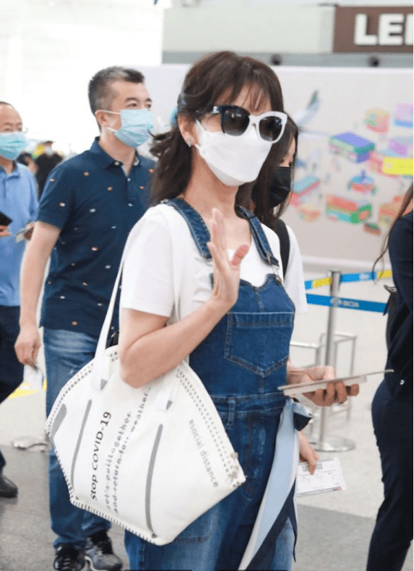 身姿 赵雅芝确实有扮嫩资本,66岁身姿仍窈窕,穿背带裤活力四射真青春