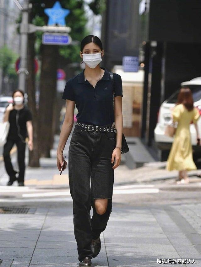 个性 人间真实”的首尔街拍：皮肤黑、个子矮，但仅凭“穿搭”就赢了