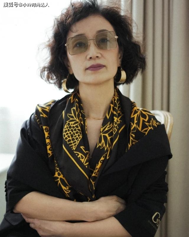 样式 身材偏胖的中年妈妈早秋这样穿好美，简约又自然，显瘦又得体