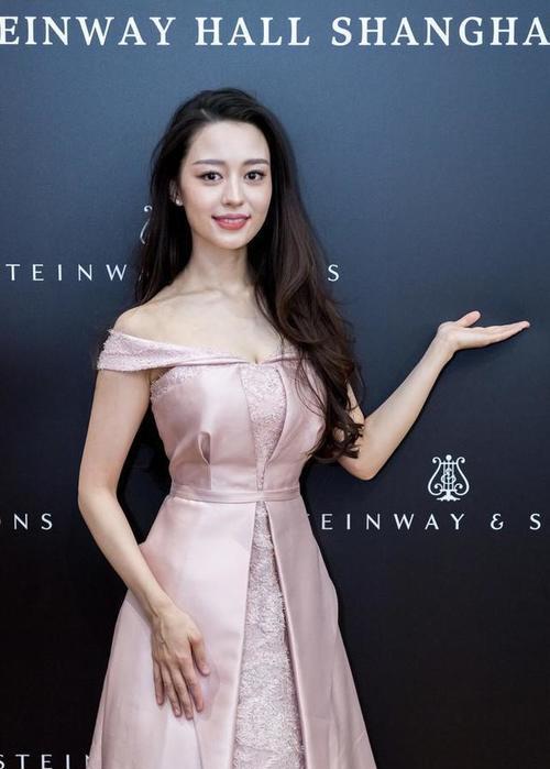曲线 朗朗福气不浅，妻子吉娜穿小黑裙曲线好美，带着参加活动真长脸