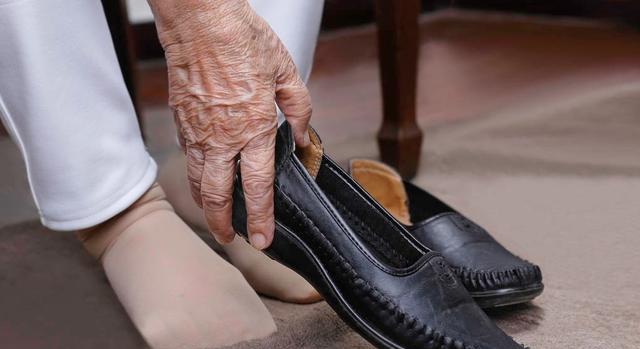 静脉|吃了地平类降压药之后，为什么每天晚上脚肿，但睡醒了又正常？