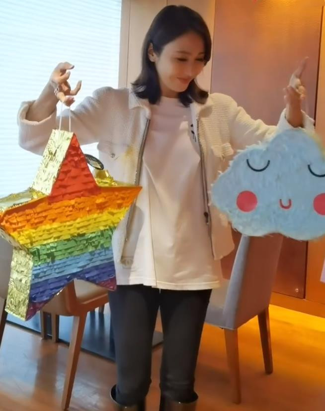 灯笼 黎姿为女儿庆生真细腻!穿香风外套配长靴,提灯笼折信纸母爱溢出