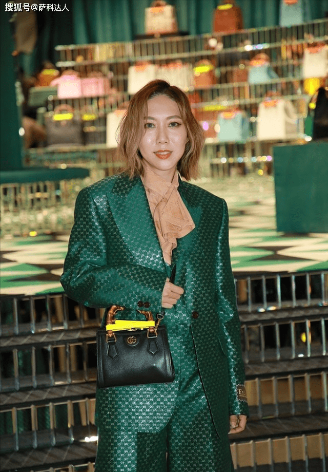 御姐 郑秀文同框“阔太”李嘉欣不服输，走御姐路线，穿低领西装太A了