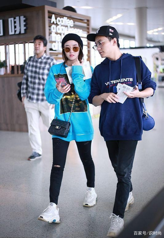黑色 唐艺昕嘻哈打扮现身机场,印花卫衣配小脚裤,看着比张若昀还有型