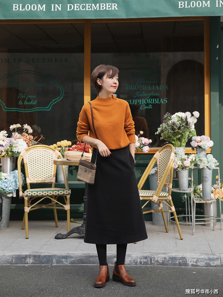 曲线 秋季还是穿“过膝裙”最优雅，选这4款搭配毛衣、针织衫，真高级