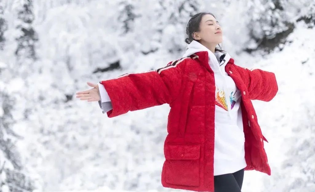 卫衣 37岁黄圣依雪中漫步，大雪天穿光腿裤配卫衣，同事随拍美到发光