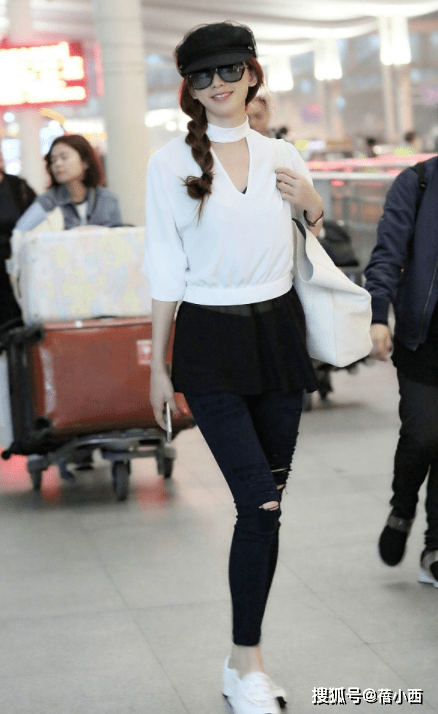 身材“林志玲”一把年纪还这么大胆，穿透视衣走机场，真不怕老公吃醋