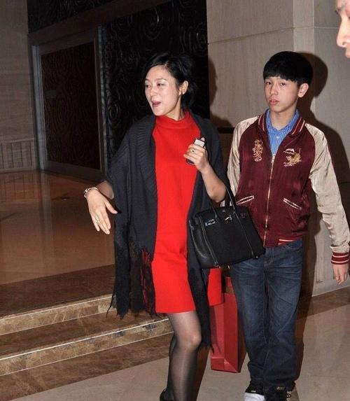 黑色 陈红的气质真不是吹,V领上衣搭格纹裙优雅高级,女人味尽显
