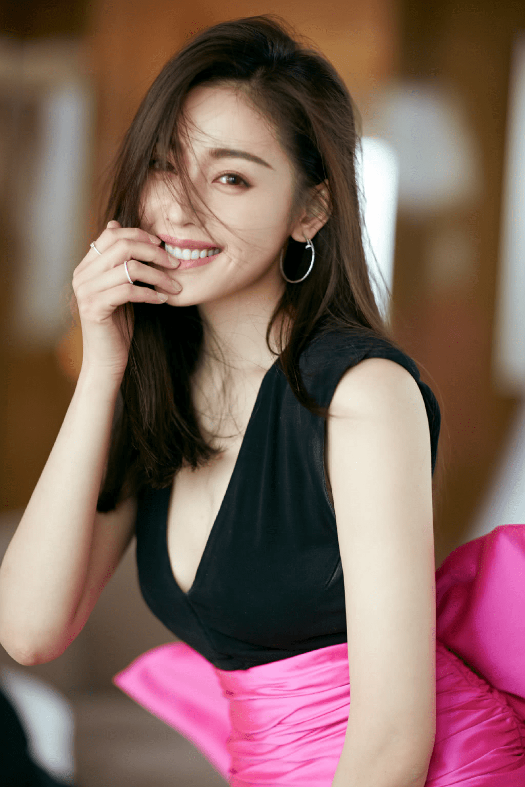 腰部 张天爱素颜仍有精神头，穿着紧身的衣服，露着肚子还露着锁骨