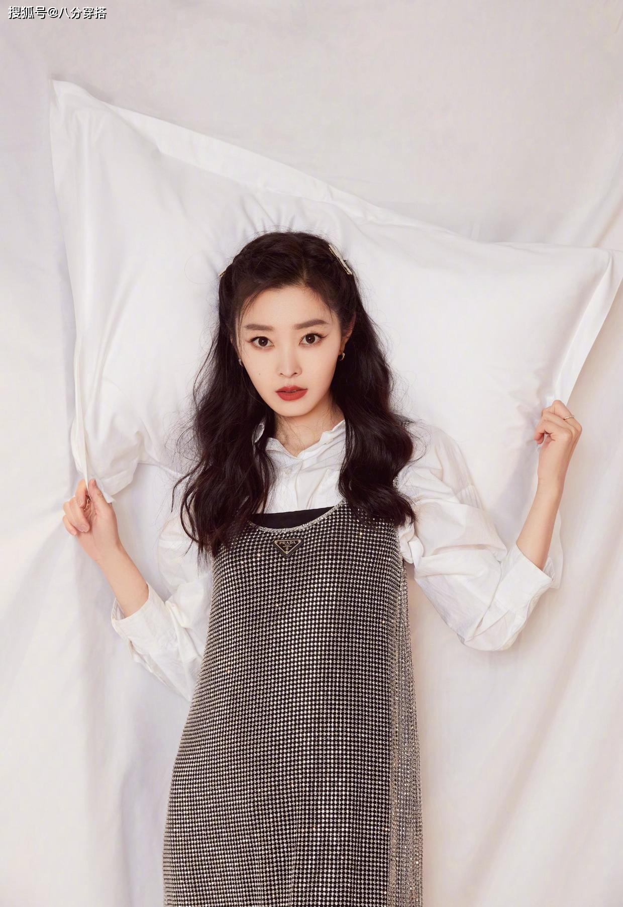 亮点 宋轶真是又美又飒,穿黑色皮衣帅气利落又有气场,美得高调