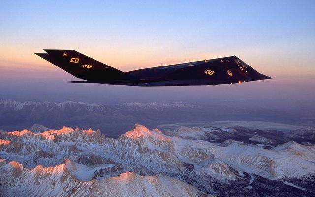 为给f-22猛禽让路 f-117夜鹰隐身战斗攻击机光荣退役