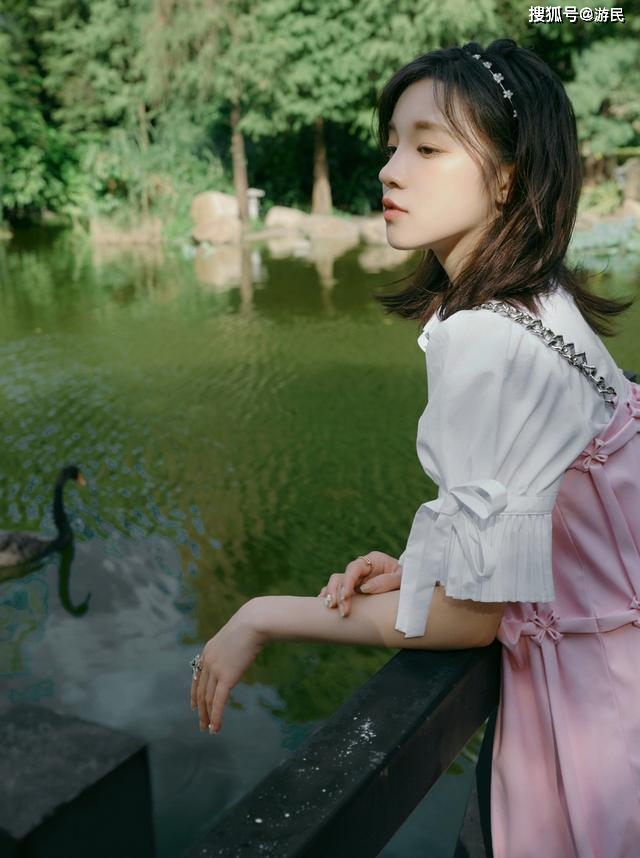 粉色 宋雨绮好会扮“嫩”，穿蓬蓬裙打扮清纯甜美，是直男喜欢的感觉
