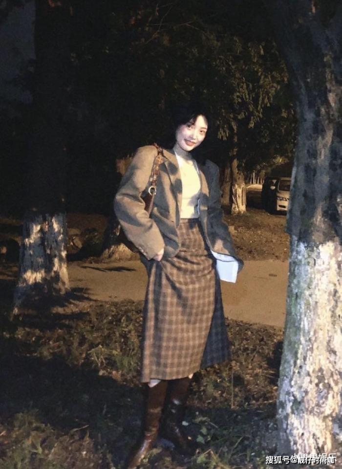 显得 早秋时髦穿搭之复古叠穿，小个子也能轻松驾驭，快快学起来