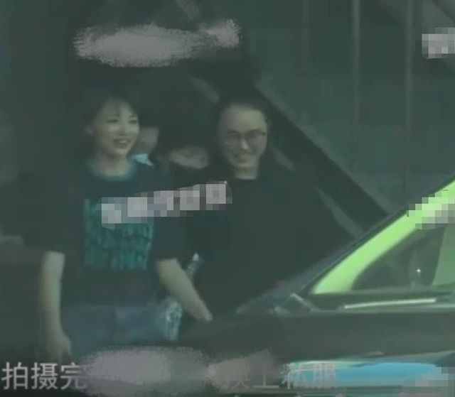 皮肤董卿气质好是包装出来的，素颜土黄皮松，驼着背俨然一个老阿姨！