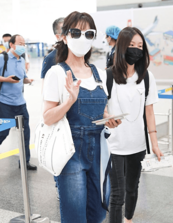 身姿 赵雅芝确实有扮嫩资本,66岁身姿仍窈窕,穿背带裤活力四射真青春