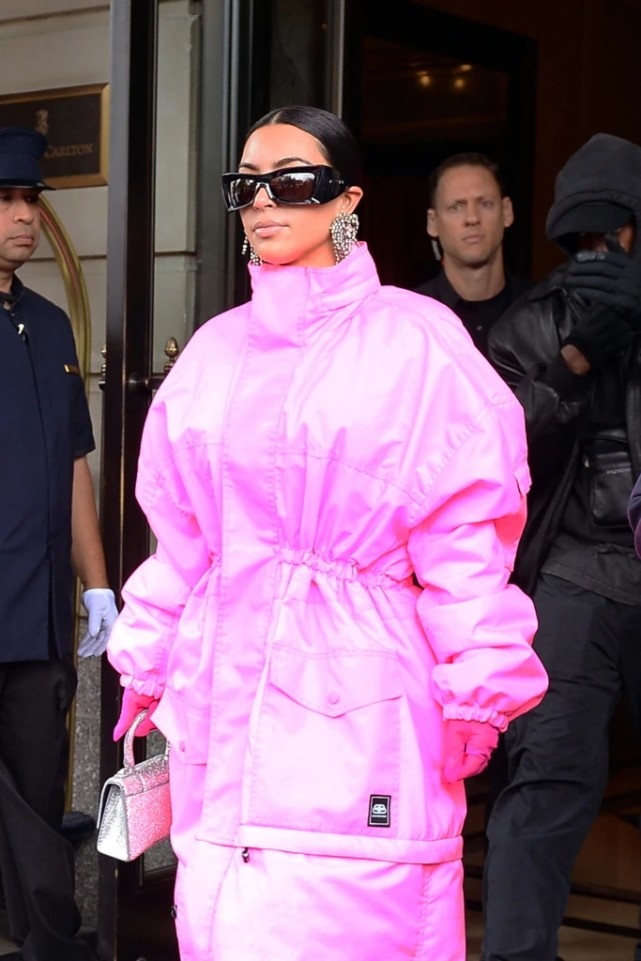 羽毛 金卡戴珊新造型又闪耀了！粉色紧身衣配羽毛斗篷，女王气场太强了