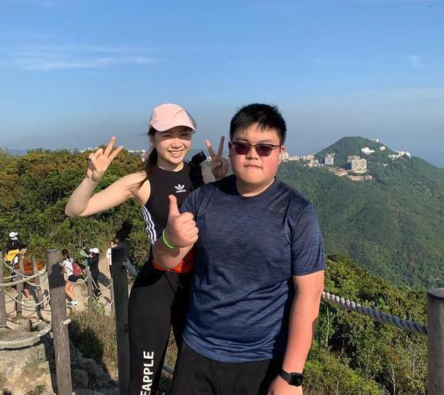 原创63岁吕良伟近照发出,与61岁大爷合影像两代人,容貌不减当年