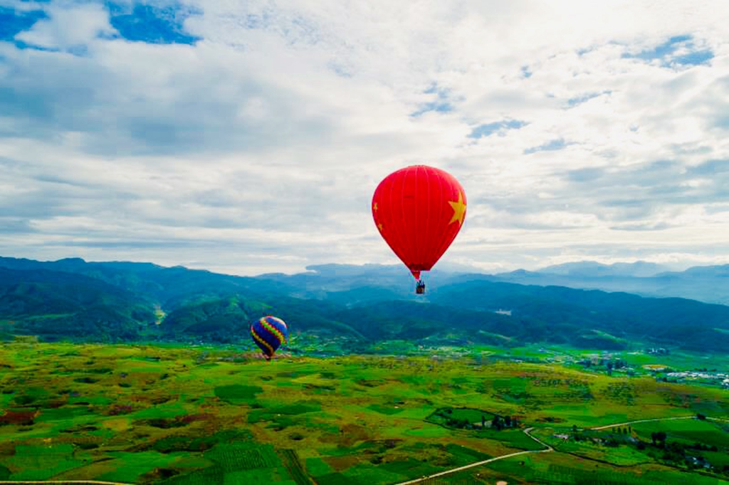 四川首个热气球空中游览项目落户凉山州盐源县