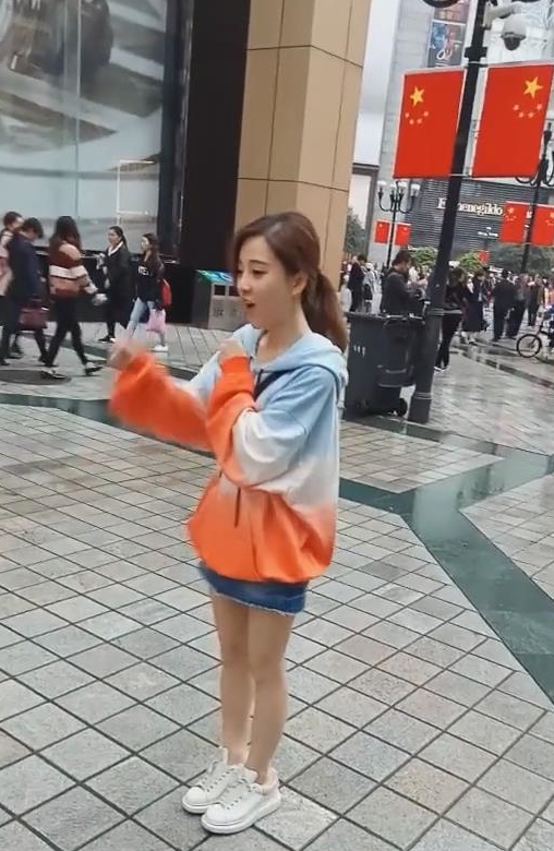 网络|街上偶遇冯提莫户外直播，路人视角很真实，网友：好想抱着走