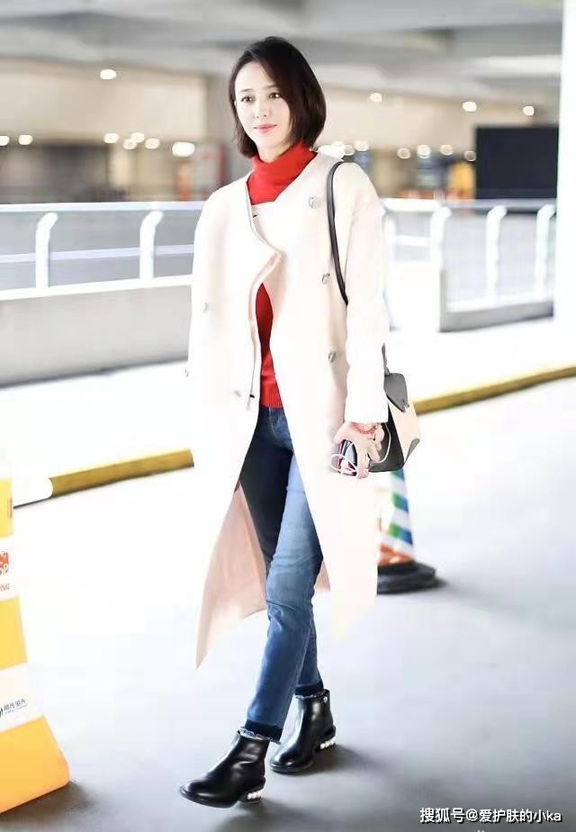 保暖性 佟丽娅短发好美,烫“大妈卷”也不显老气,穿深色大衣仍有少女感