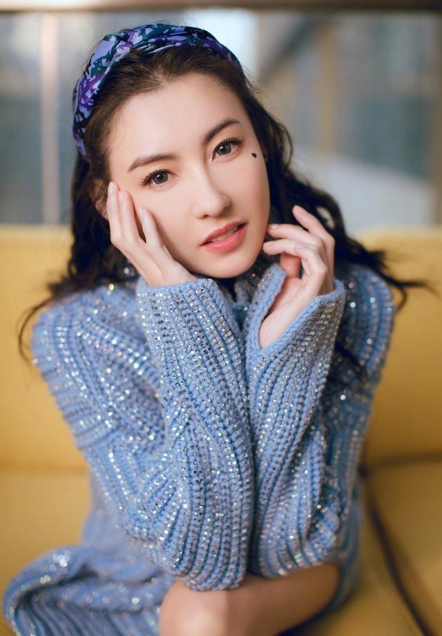 女神张柏芝才是真正“冻龄女神”，穿湖蓝毛衣配心形妆，40岁像20少女