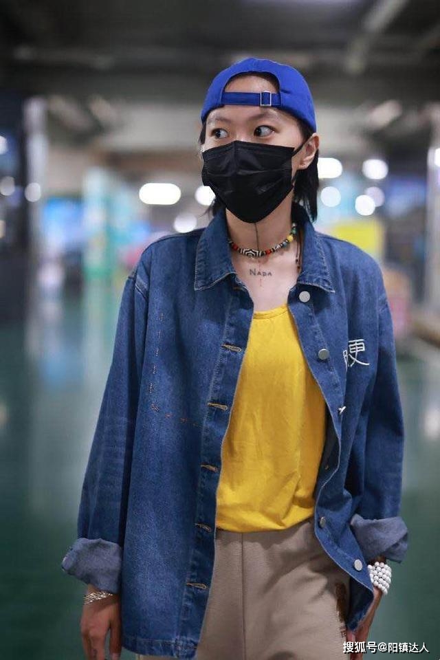 配饰 窦靖童的打扮终于“正常”，穿牛仔外套赚足眼球，真给王菲长脸了