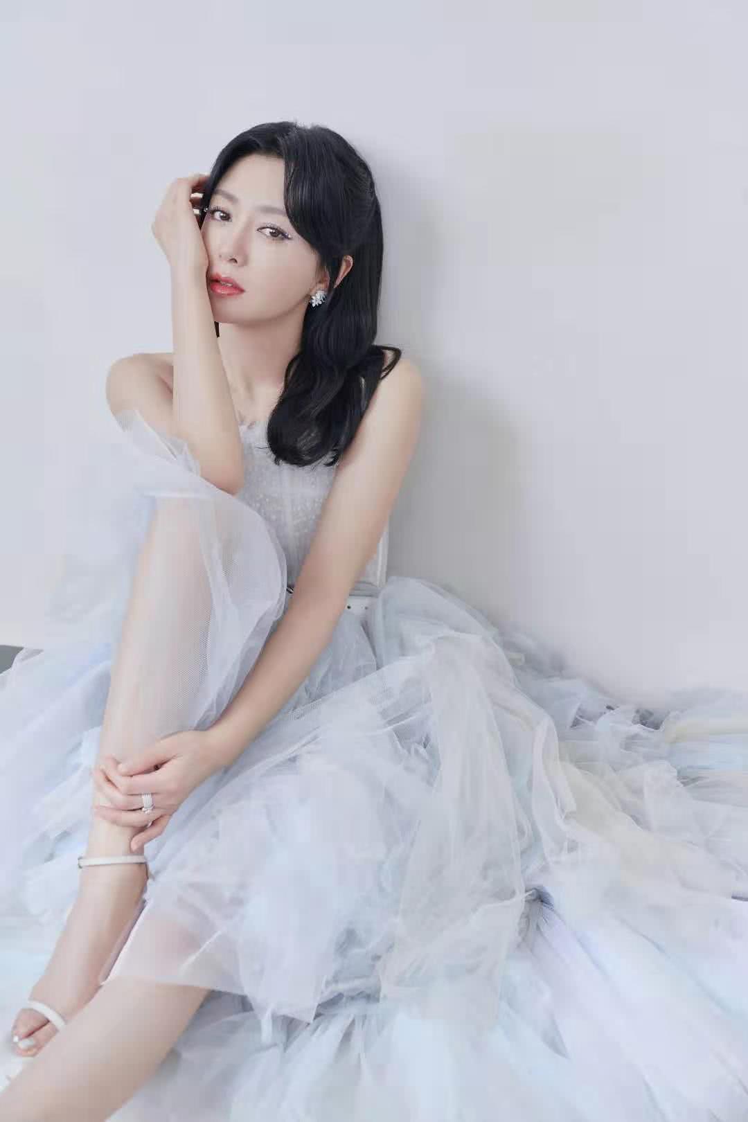 颜色 42岁秦岚放飞自我,穿“透视薄纱裙”就出席活动,配微卷发太迷人