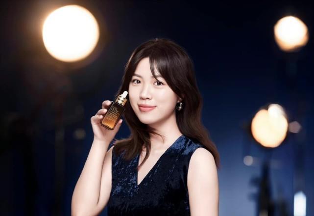 郭晶晶 杨倩拿下郭晶晶顶奢代言！穿深v裙换脸变美，美颜暴击不输明星