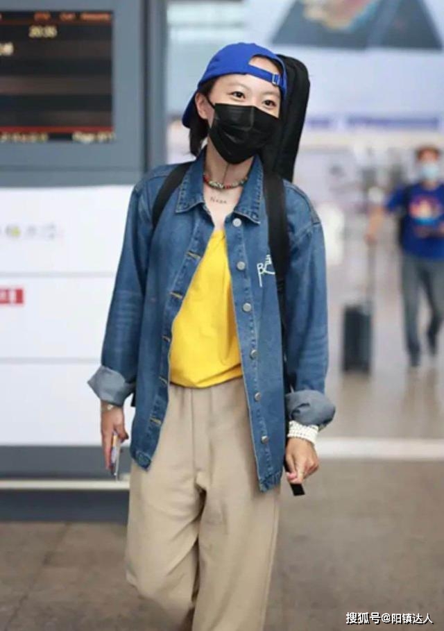 配饰 窦靖童的打扮终于“正常”，穿牛仔外套赚足眼球，真给王菲长脸了