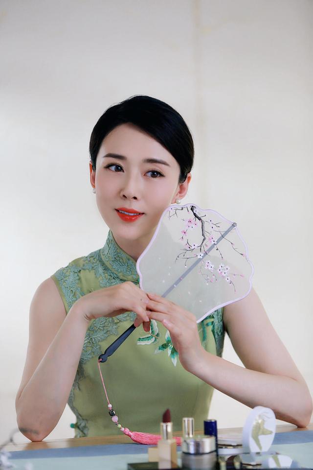 领口处 颜丹晨旗袍造型风情万种，穿淡绿色刺绣旗袍清新素雅，气质温婉