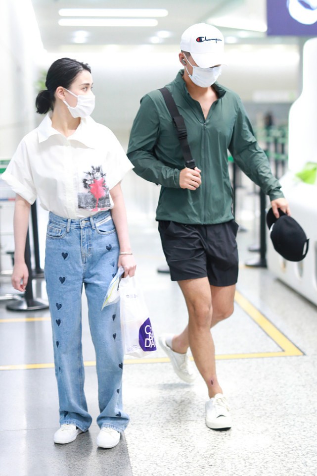 效果 何超莲窦骁真够恩爱，每次亮相都十指紧扣，看来这一对真“稳了”
