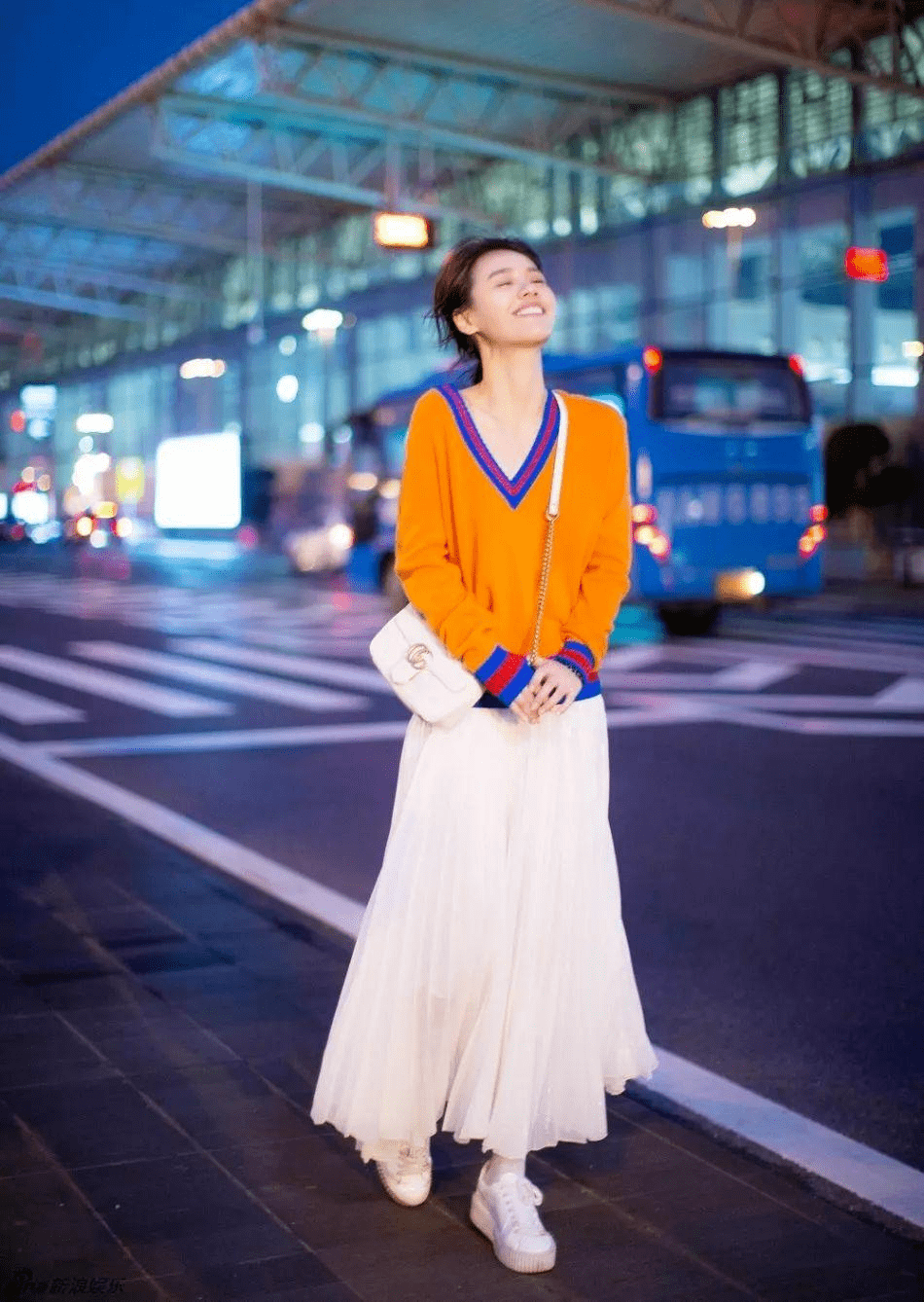 黑色 马思纯瘦下来更有“少女感”，穿白毛衣配短裙，甜美温柔又减龄