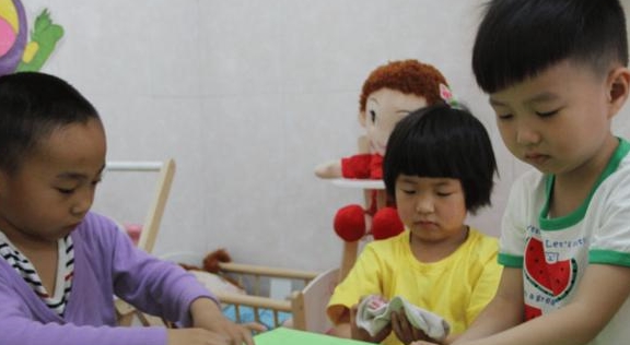 家长|女儿在幼儿园遭孤立，宝妈怒上门讨说法，老师：穿成这样谁和她玩