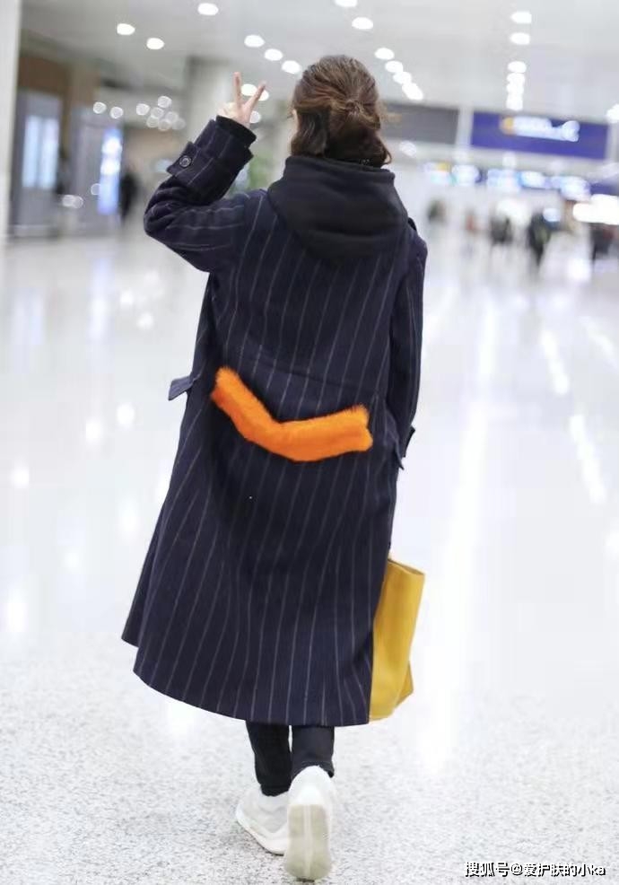 保暖性 佟丽娅短发好美,烫“大妈卷”也不显老气,穿深色大衣仍有少女感