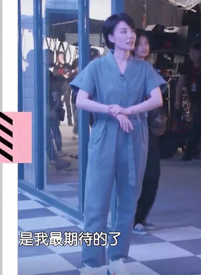 感觉这才是真实的王菲，穿T恤唱歌身材下垂，就是比普通人气质更好！