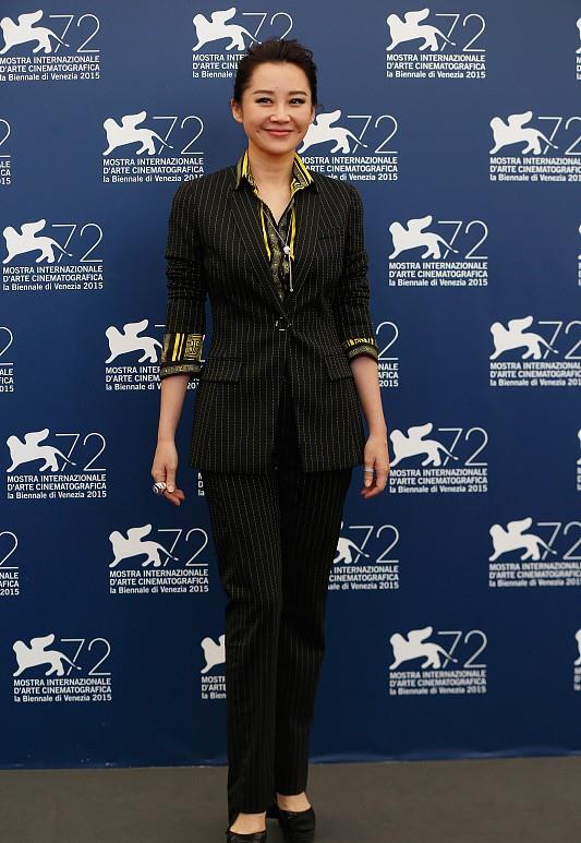 图案 许晴都50多岁了，穿上条纹服装还是很年轻，大胆秀出好身材