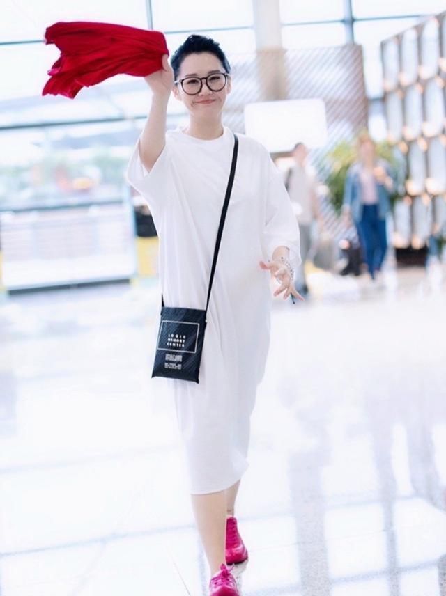 高跟鞋 女明星真够自信的，素颜半遮脸，穿芭比粉毛衣秀时尚