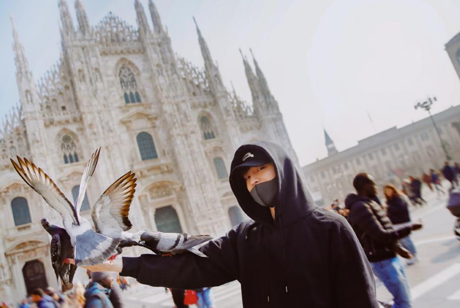 卫衣 本以为邓伦风衣造型已经够帅了，没想到换上卫衣居然别有风格！