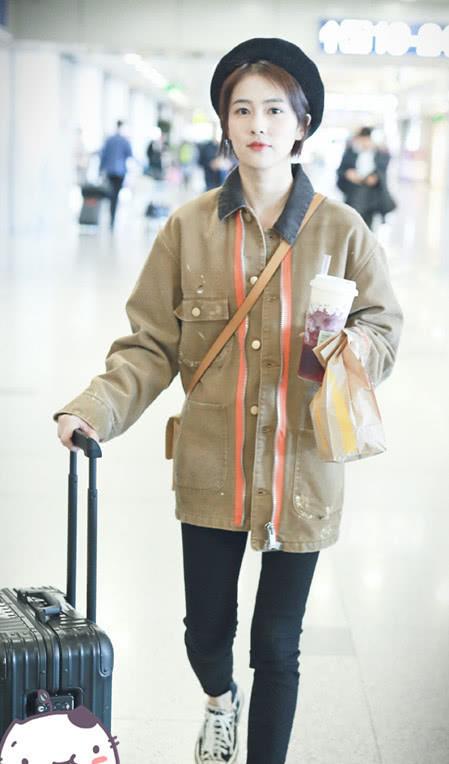 帆布鞋 白鹿终于换风格，穿卡其色夹克配黑裤，帅起来也很撩人！