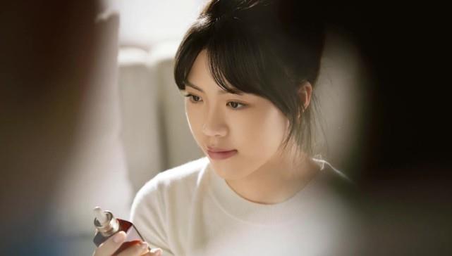 郭晶晶 杨倩拿下郭晶晶顶奢代言！穿深v裙换脸变美，美颜暴击不输明星